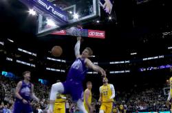 开云体育在线-湖人主场不敌爵士，近期表现低迷