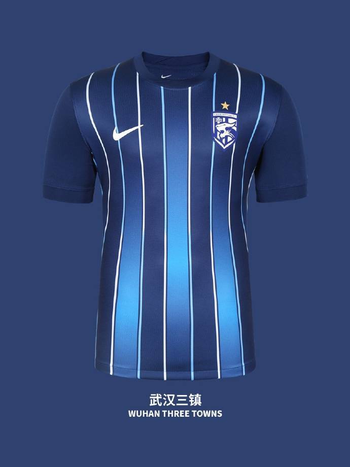 关于球队球衣设计师发布新一季球衣造型的信息