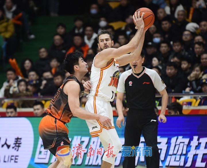 山东男篮战胜吉林队，止住两连败