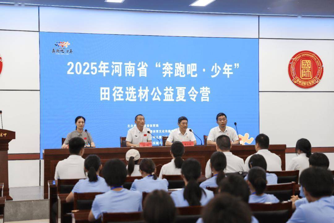 运动员们斗志昂扬，执着追逐金牌梦