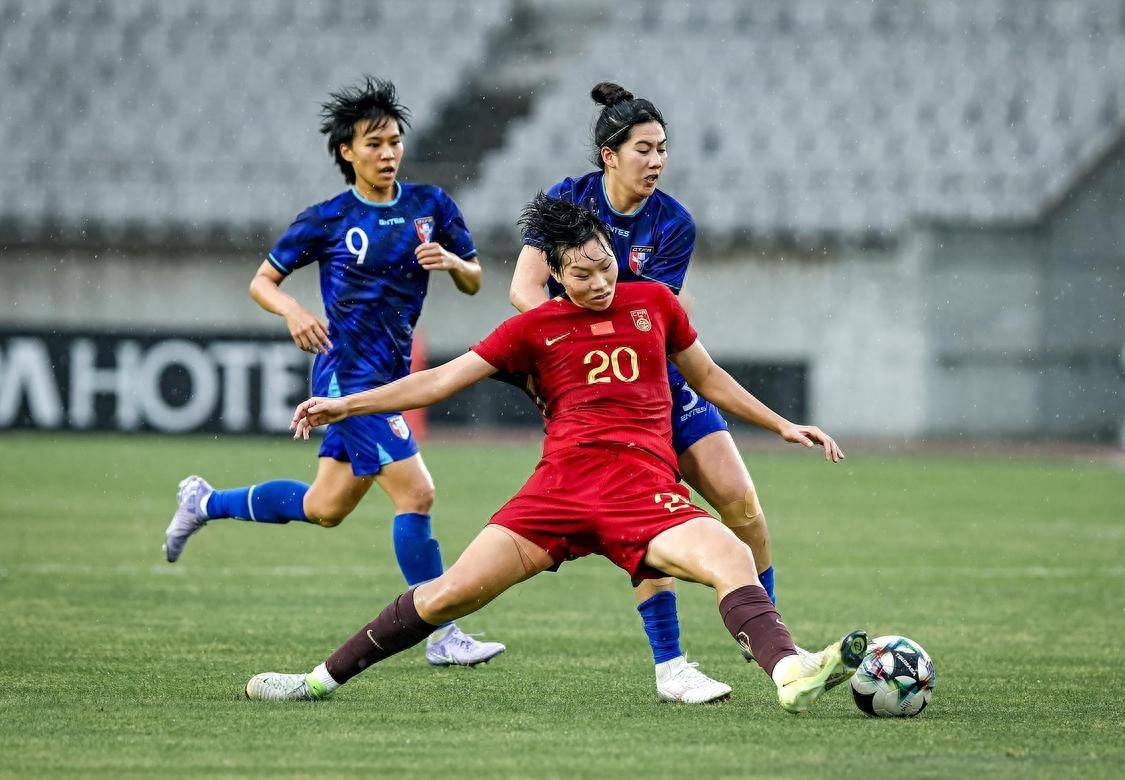 国际比赛现场，女足运动员闪耀登场