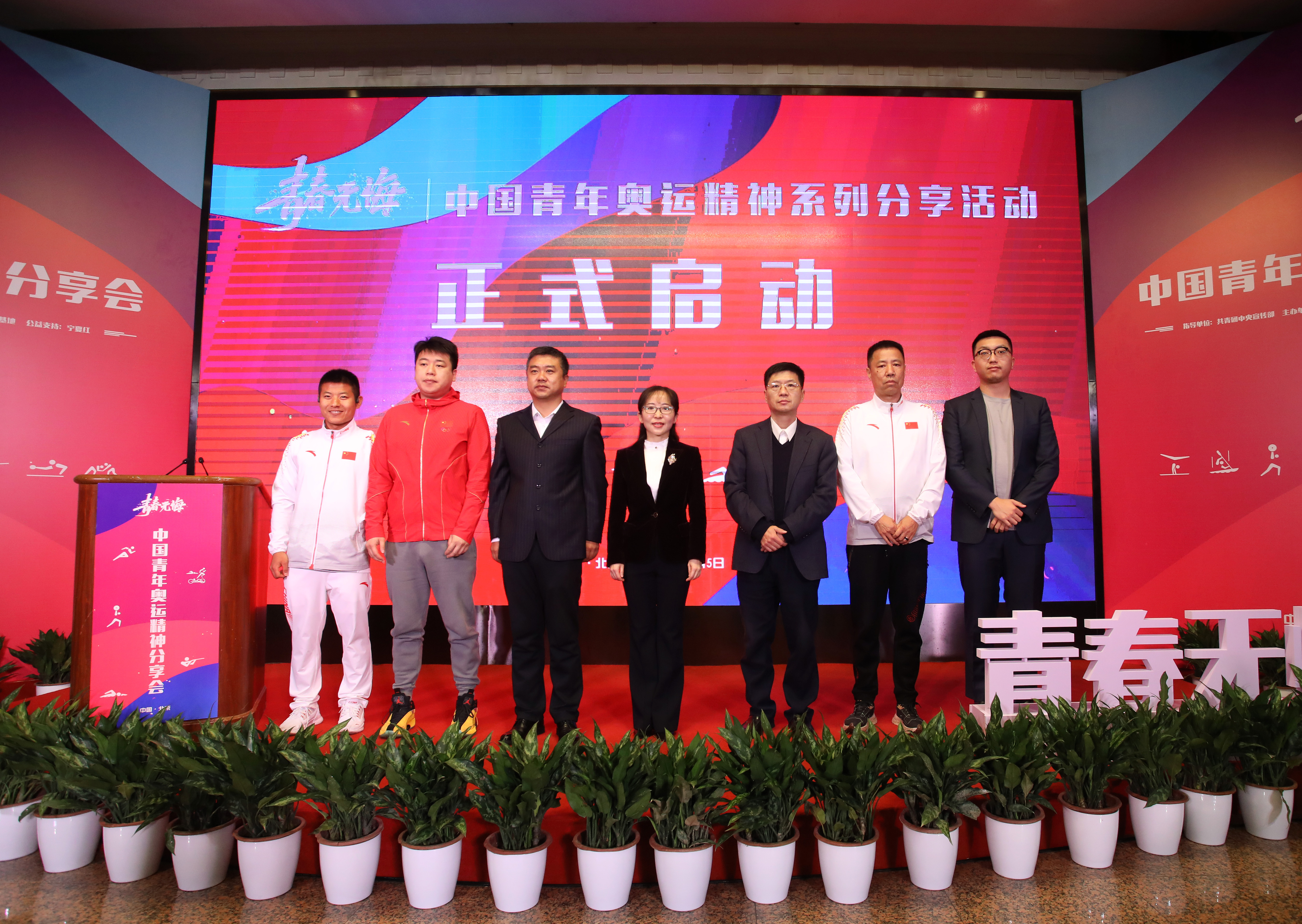 舞台上的英雄，争夺荣耀无悔奋斗的简单介绍