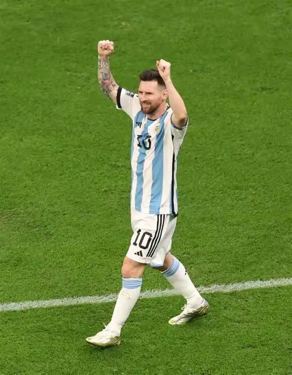 阿根廷男子足球投入座椅，夺冠证明实力